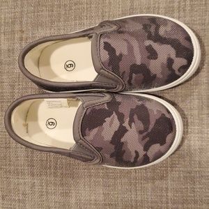 Toddler boys slip on